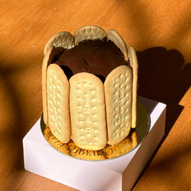 Mini Torta Alemã recheada com Creme de Leite fresco, manteiga, Chocolate branco e bolacha. Em média 220g. Obs. 1: não alteramos nenhum produto ou retiramos/adicionamos ingrediente. Obs. 2: produto de consumo imediato. Obs. 3: alguns produtos podem vir com vencimento do mesmo Dia.