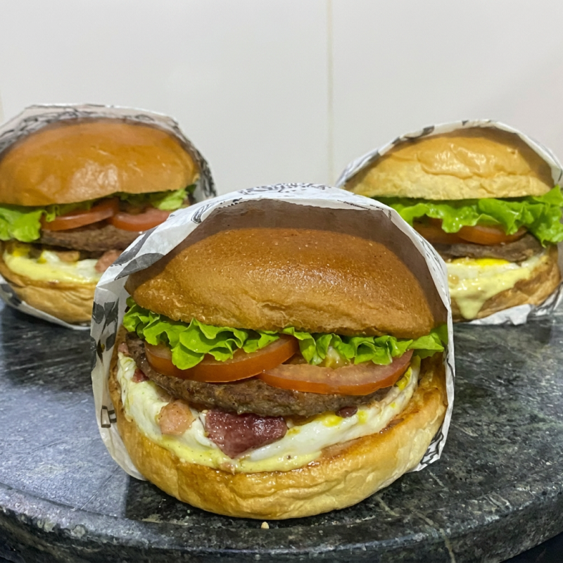 PAO DE HAMBURGUER - HAMBURGUER BOVINO 100G - MUSSARELA - TOMATE ALFACE