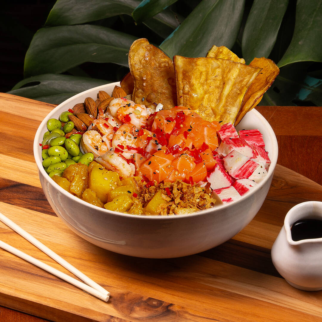 130g de proteína e mais base no seu poke! Escolha duas bases, 6 acompanhamentos e seu molho preferido.