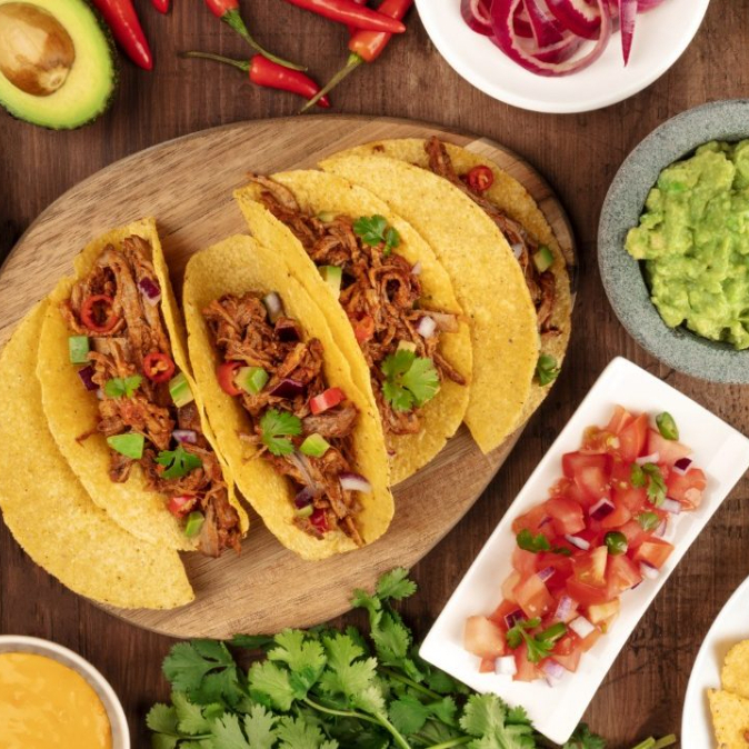 4 mini burrito chilli, 8 queadillas chilli, nachos, 4 tacos e 2 guacamole