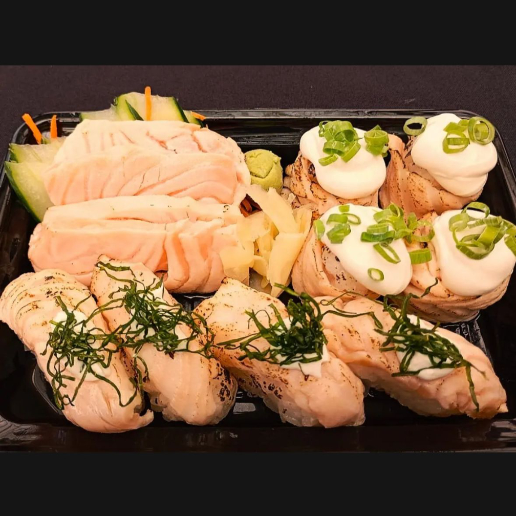 4 Sashimi Salmão maçaricado + Joe Salmão e cream cheese maçaricado + 4 Niguiri maçaricado com couve crispy