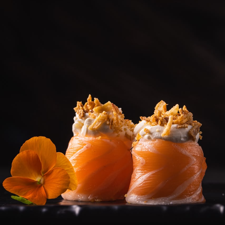 2 peças -Joe cebola crispy: arroz japonês envolto por fatias de salmão fresco, recheado com cream cheese cremoso e finalizado com cebola crispy por cima. Uma explosão de sabor que combina leveza, cremosidade e um toque especial em cada peça! 🍣✨