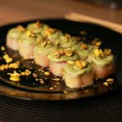 Essa perfeição de sobremesa veio para ficar! São 06 fatias de banana empanadas cobertas com muito recheio de pistache e finalizadas com castanha de caju em pedaços.