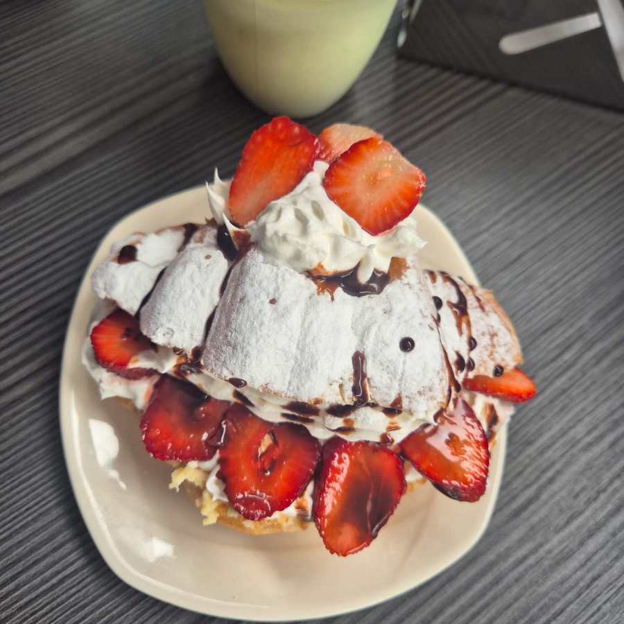 Croissant relleno de crema batida y fresas