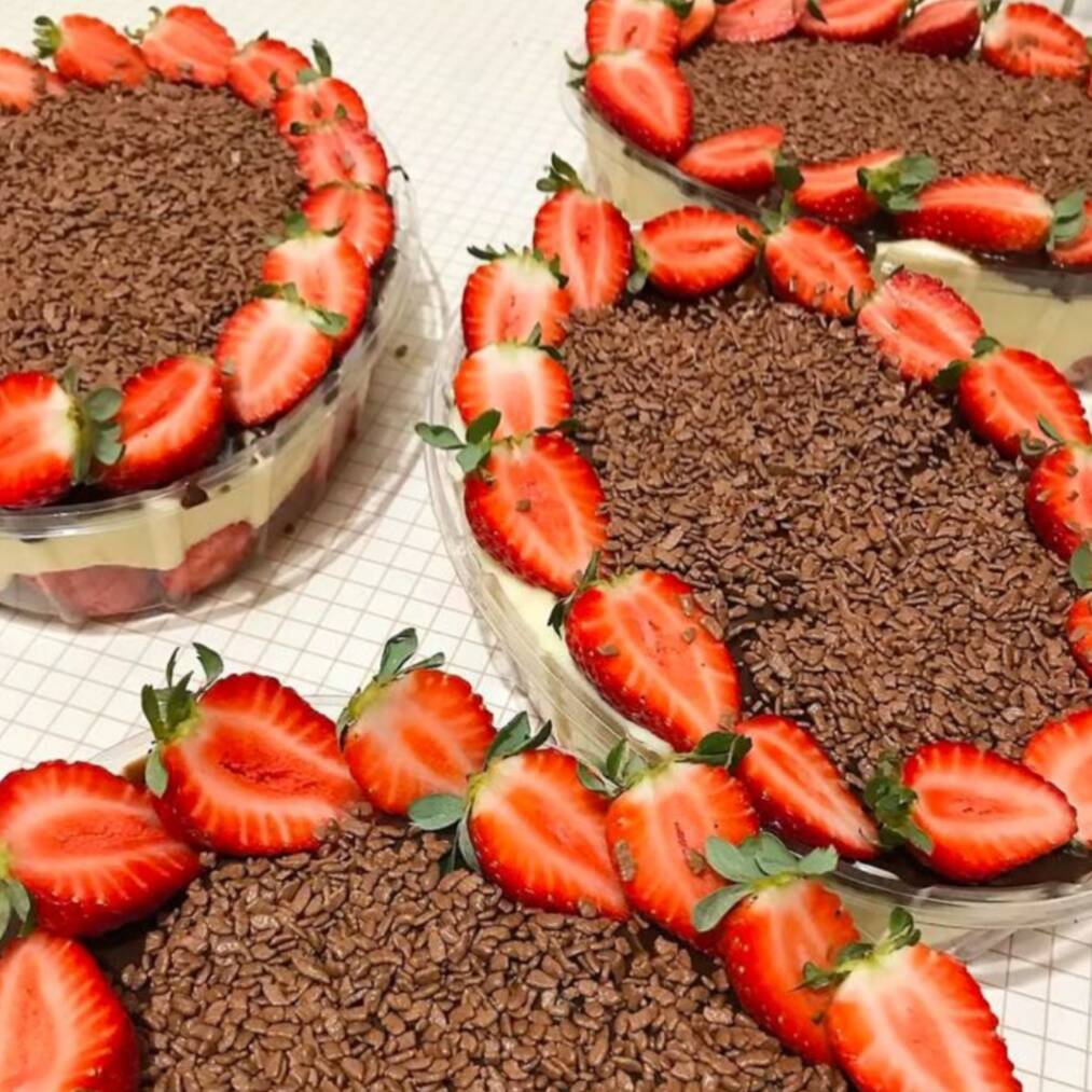 Sobremesa tamanho familia elaborada com morangos frescos, bolo de chocolate, brigadeiro branco e blend de chocolates nobres.
