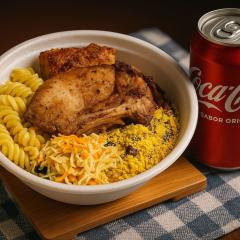 Uma a duas carnes suculentas acompanhadas de arroz branco, feijão (preto ou branco), macarrão, farofa, guarnição do dia e legumes refogados.