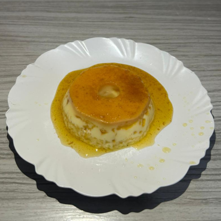 Uma Deliciosa Farofa Crocante De Biscoito Uma Camada De Banana, Uma Camada De Doce De Leite, Chantininho E Canela Polvilhada