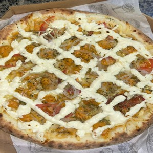 Deliciosa pizza Artesanal de Camarão com Cream Cheese, feita com massa fina e tradicional , coberta com molho caseiro , Mussarela, Camarão, Tomate, Cebola e finalizada com cream Chesse, azeitonas e Orégano.