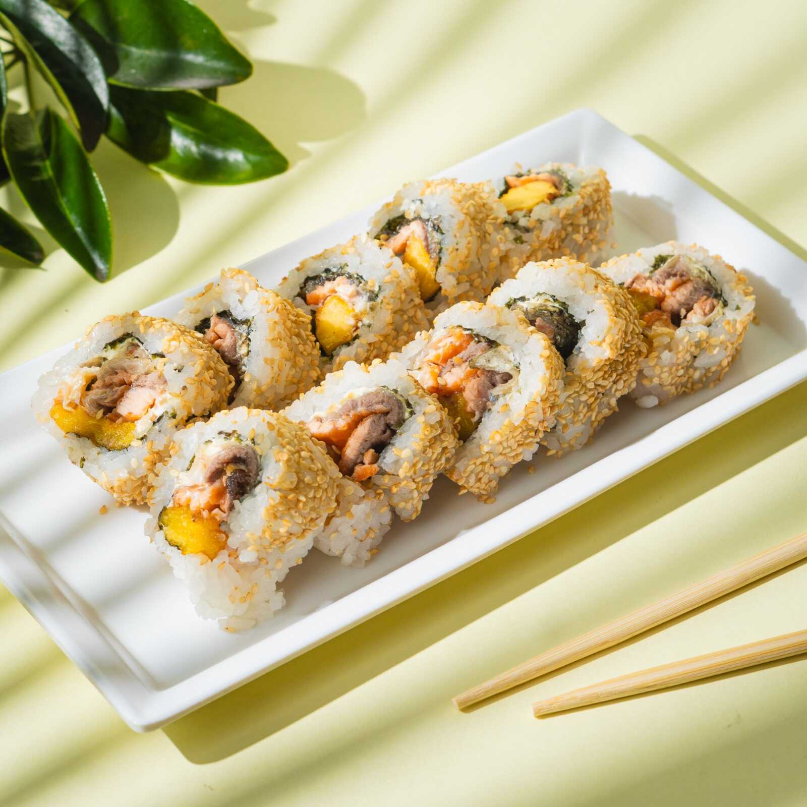 12 Bocados de Sushi Salmón Skin Maduro