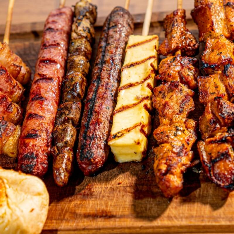 Frango c/bacon , linguiça apimentada,cupim , contra filé e picanha montada