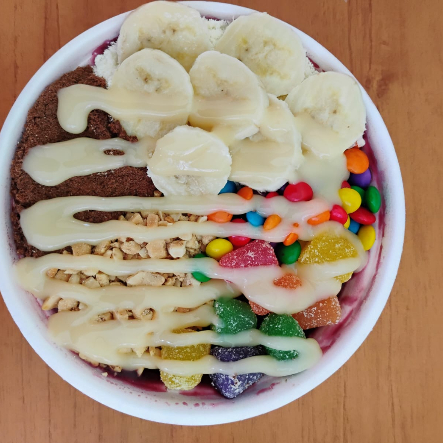 Viva uma experiência dupla de sabores da Amazônia! Escolha entre nossos Açaí Premium com Banana, uma combinação irresistível de açaí 100% natural da Amazônia e a doçura natural da banana, cremosos e cheios de energia. Combine como preferir: Açaí Premium (Clássico, Leitinho, Banana ou Morango) Este combo inclui GRÁTIS: ✔ 5 acompanhamentos à escolha (Leite Ninho, M&M's, Tub'In, Granola, Farinha de Amendoim) ✔ 1 calda premium (Leite Condesado) ✔ 1 fruta fresca (Banana) Benefícios: 0% Gordura Trans: Opção saudável para o seu Dia a Dia. 0% Lactose: Perfeito para quem tem restrições alimentares. 100% Natural: Feito com açaí puro, sem aditivos artificiais. Destaques: Sabor equilibrado: A doçura da banana combina perfeitamente com o açaí. Energia natural: Fonte de antioxidantes, potássio e nutrientes essenciais. Porção de 500ml: Ideal para um lanche rápido e nutritivo. Peça agora e descubra a harmonia perfeita entre açaí e cupuaçu em uma única tigela!