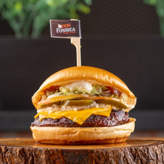 Hambúrguer 180g feito no fogo, queijo, picles de pimenta jalapeno, alface americana, tomate, cebola, ketchup defumado e maionese.