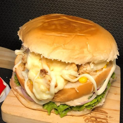 Frango , mussarela , catupiry , milho, alface , tomate, cebola roxa , maionese e ketchup
