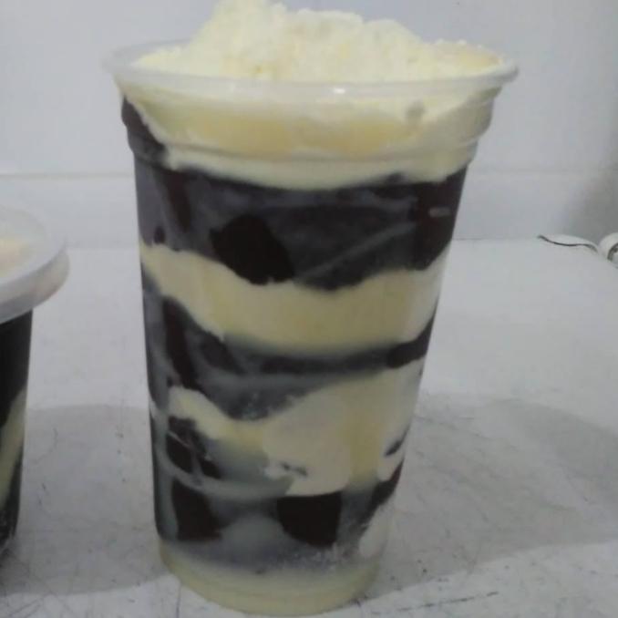 Acompanha: açaí , banana ,granola , leite em pó e leite condensado