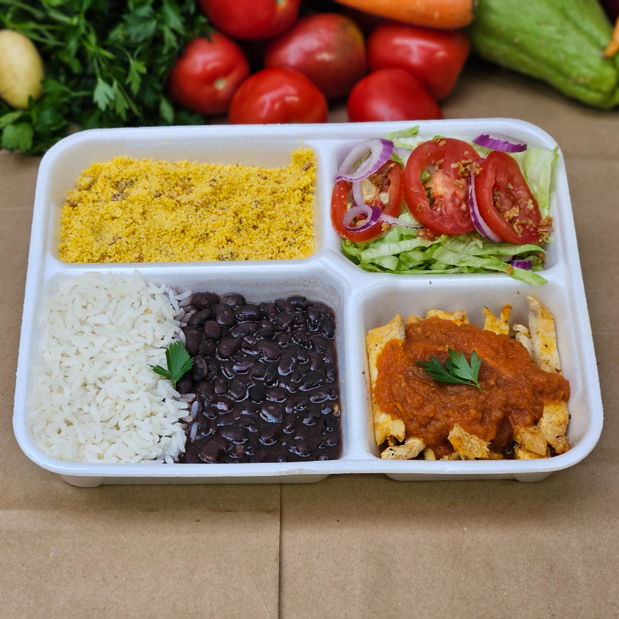 As coisas simples são de graça irmão!!! Opa, quase de graça. - Frango grelhado em tiras ( 90 g. In natura) - Arroz soltinho com alho ( 120 g.) - Feijão temperado com calabresa, bacon, alho e louro ( 160 g.) - Farofinha de mandioca com embutidos, pimentões amarelos, cebola e outros temperos ( 80 g) - Salada de alface, tomates e cebola crispy ( 80 g.) Serve uma pessoa com bastante fome ou duas pessoas com fominha !!!