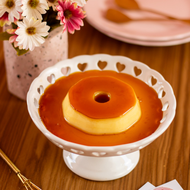 Pudim Gourmet de Leite Condensado (140g) Uma sobremesa clássica que conquista em cada colherada! Nosso pudim gourmet tem textura cremosa, sabor delicado e calda dourada de caramelo no ponto perfeito. Feito com ingredientes selecionados e aquele toque artesanal que só a K&L Doceria tem perfeito para adoçar o Dia com leveza e elegância.