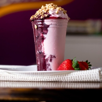 Copo de açaí trufado com creme de morango, uma verdadeira delícia para os amantes de chocolate ! A base de açaí é cremosa e cheia de sabor, coberta com um generoso creme de chocolate ao leite, que traz um toque de suavidade e prazer. E para deixar tudo ainda mais irresistível, escolha 5 acompanhamentos grátis!