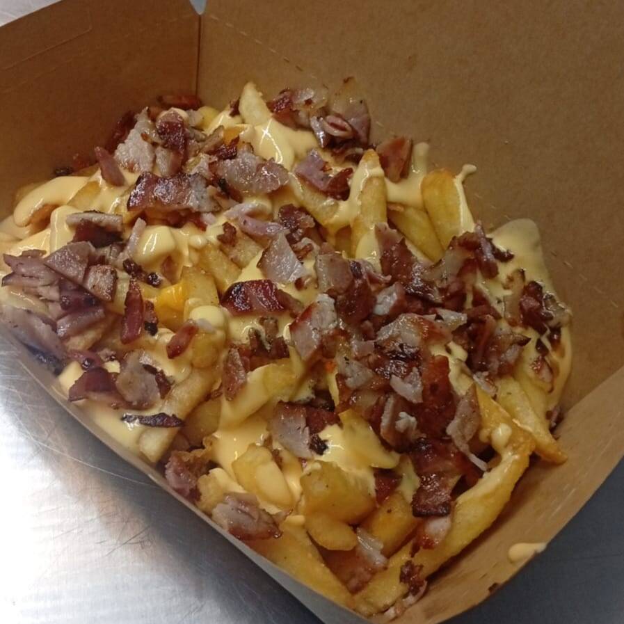 Papitas Con Tocino y Queso Cheddar