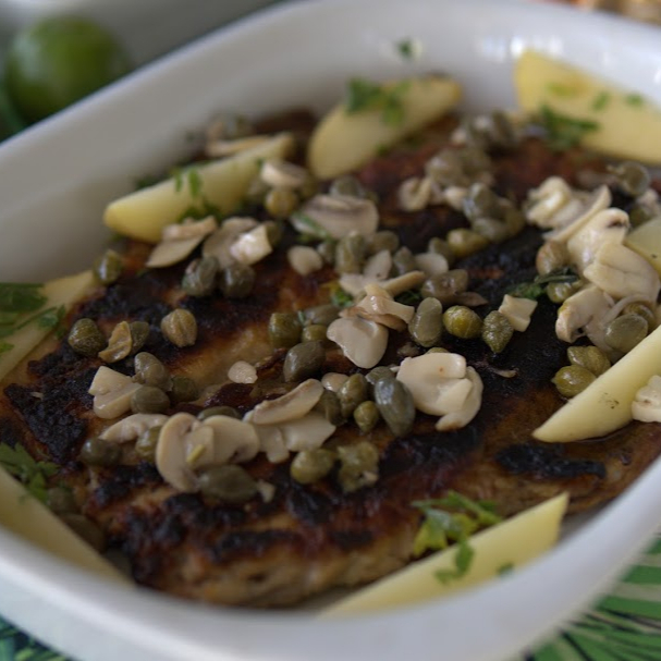 um maravilho peixe assado com um molho espetacular de alcaparras, champignon no azeite acompanhado de arroz branco e Pirão de peixe