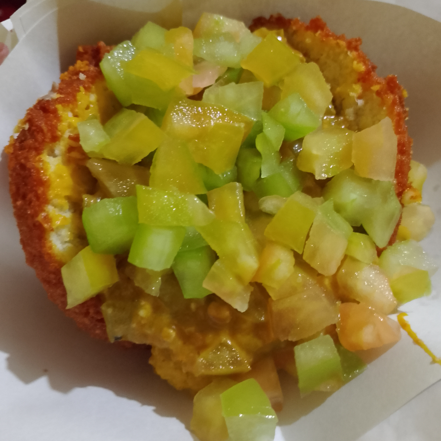 Acarajé tradicional recheado com vatapá, caruru e salada fresca