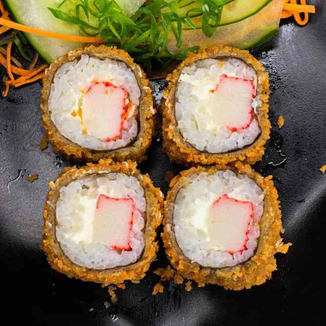Rolo de sushi com recheio de Kani e cream Cheese e arroz, empanado e frito por fora.