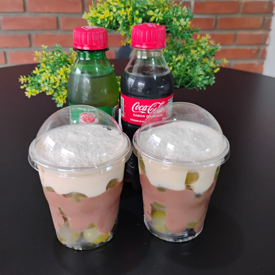 Uva com chocolate e Leite Ninho, acompanhado com 2 refrigerantes .