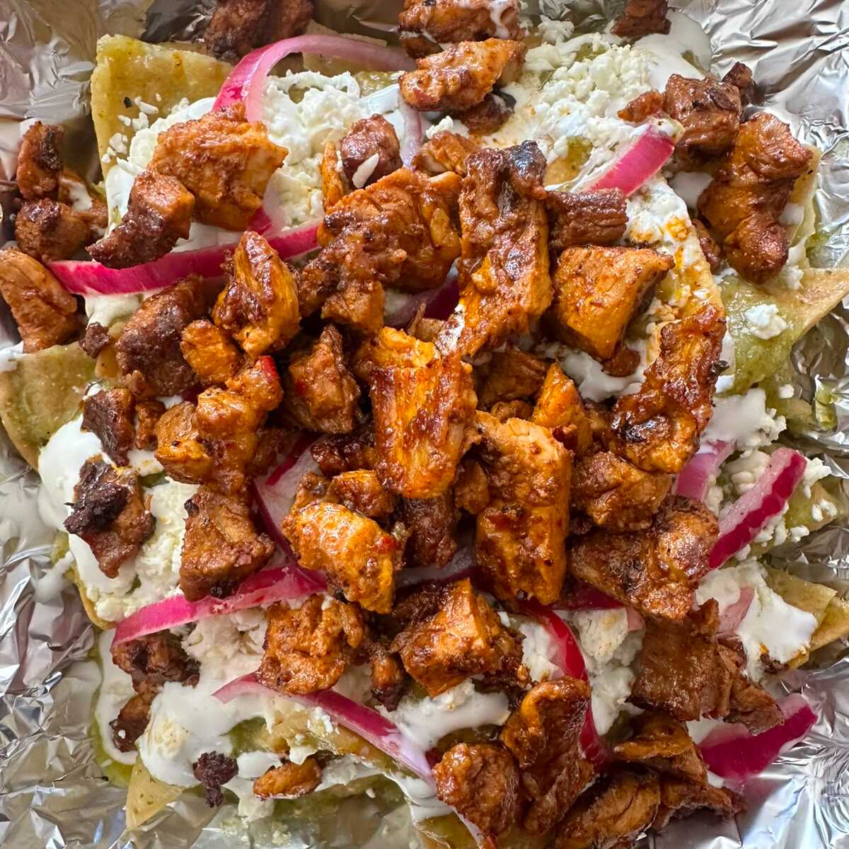 CHILAQUILES VERDES CON BISTEC ADOBADO