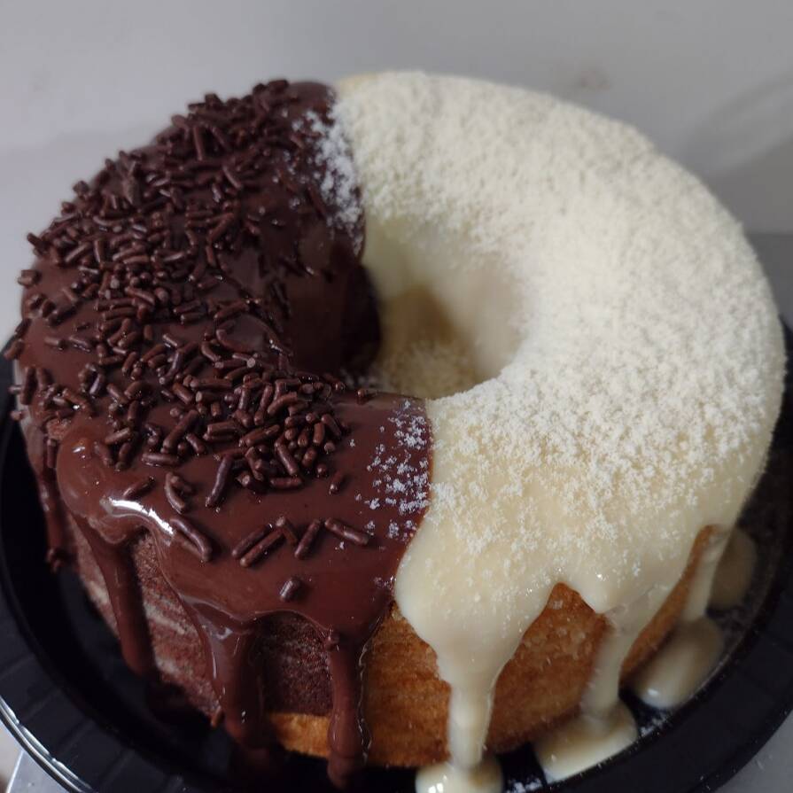 Bolo de chocolate com cobertura de brigadeiro de chocolate e brigadeiro de ninho. 400g