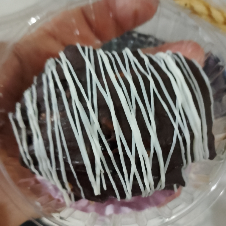 Delicioso bombom recheado com morangos frescos e brigadeiro de leite ninho, coberto com chocolate ao leite e um toque de chocolate amargo.