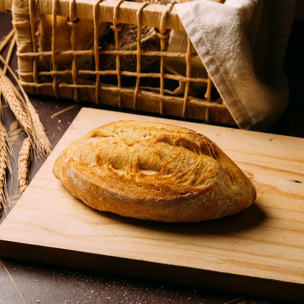 O pão italiano de fermentação natural para quem não aceita qualquer pão. Produzido com levain e longa fermentação — casca crocante que estala ao cortar, miolo aerado e sabor levemente ácido e encorpado.