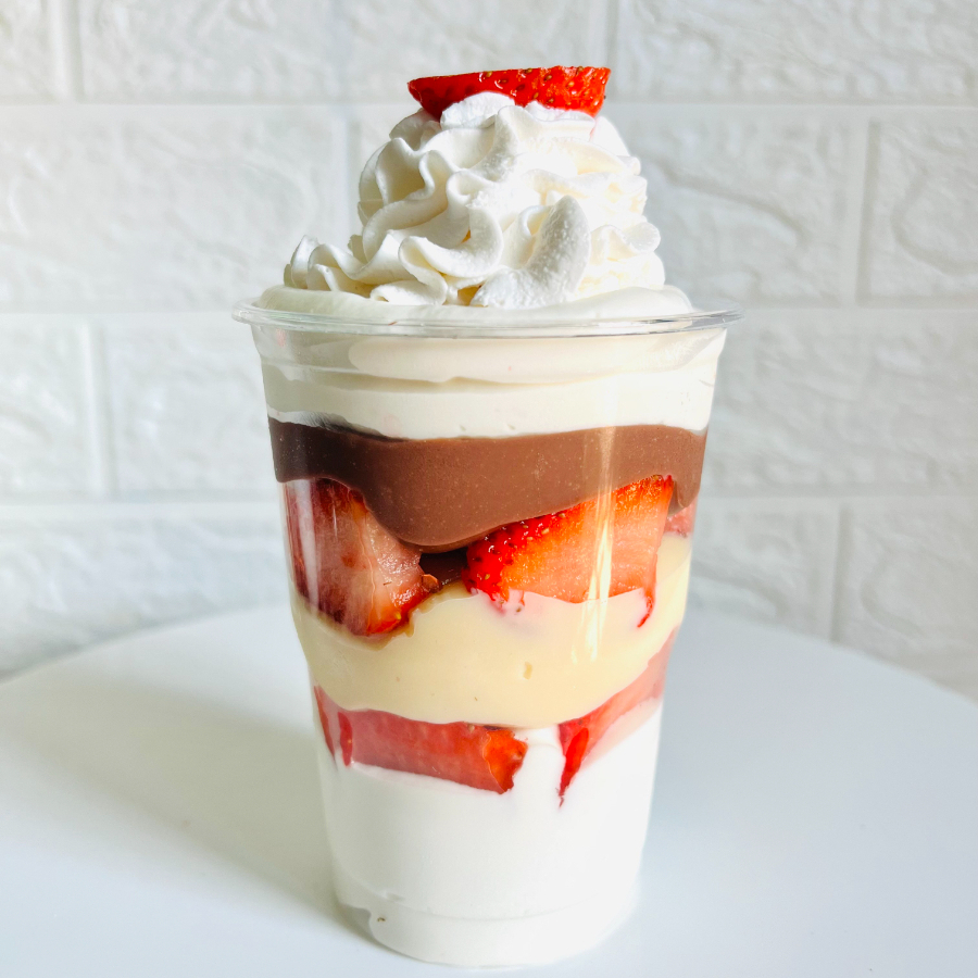 Mousse de ninho, morangos frescos, brigadeiro de ninho, mais morangos, recheio de chocolate, mousse de ninho e decorado com chantininho e morango.