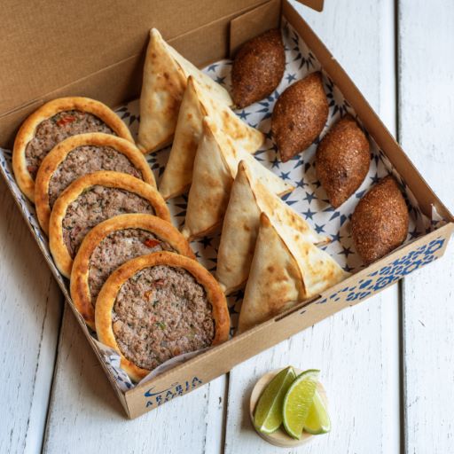 Acompanha 5 esfihas abertas de carne, 5 esfihas fechadas de carne e 04 quibes fritos.