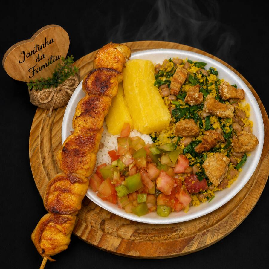 Marmitex Media completa, bem servida e saborosa, acompanhada de arroz soltinho, feijão tropeiro temperado, mandioca macia e 1 espetinho grande à sua escolha grátis. Uma refeição maior, feita com capricho e perfeita para quem quer comer bem! Marmitex tamanho 700ml Acompanha 1 espetinho à escolha Serve 1 pessoa