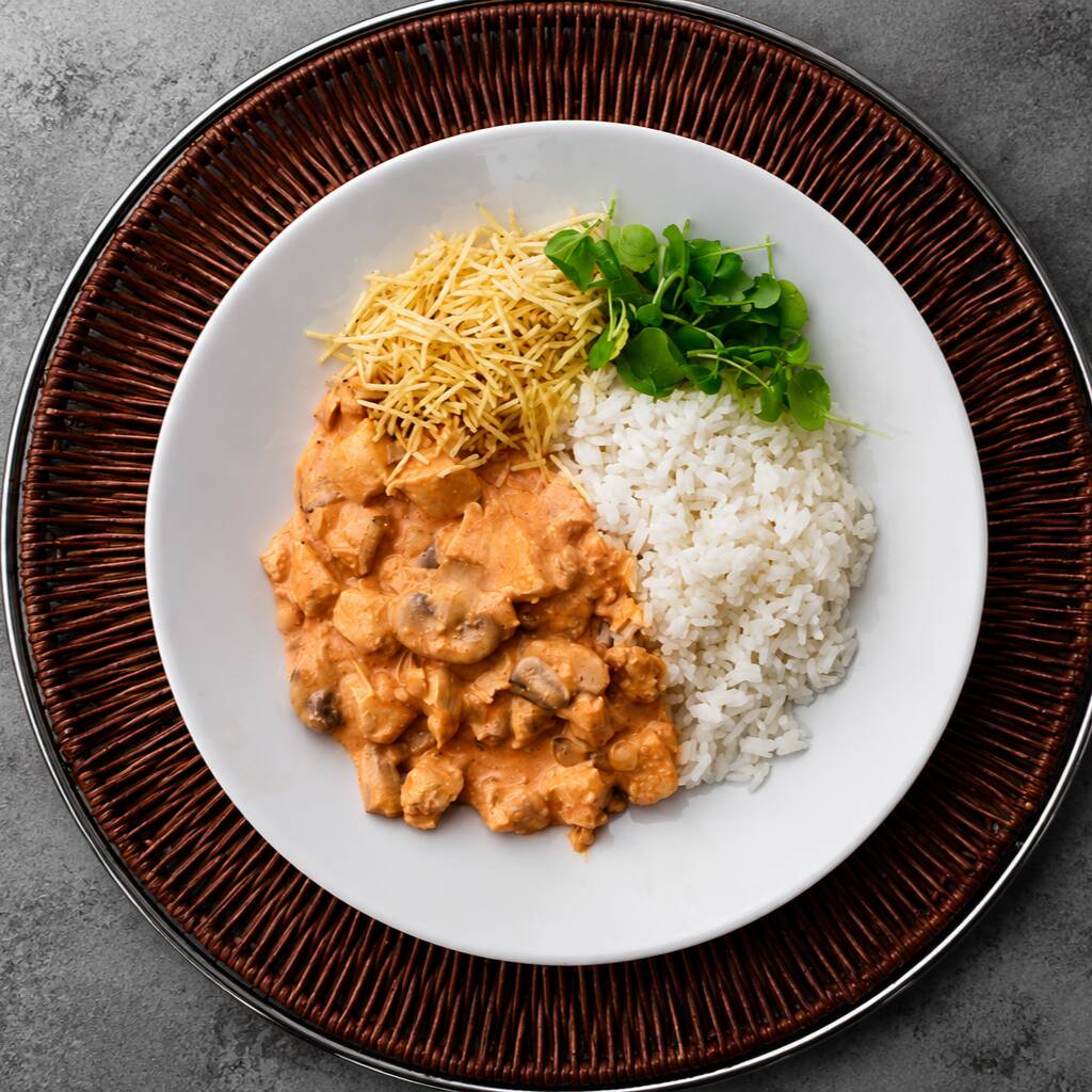🍛 Strogonoff de Frango + Bebida Grátis!! 🥤🔥
Um clássico irresistível! Nosso strogonoff de frango é preparado com cubos de frango super suculentos, envolvidos em um molho cremoso e saboroso, feito na medida certa para conquistar cada garfada. Acompanha arroz soltinho e batata palha crocante para deixar a experiência ainda mais perfeita! 😍✨
🥤 E tem mais: na compra do prato você ganha uma bebida grátis! Aproveite essa delícia completa!