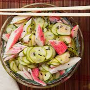 Salada de pepino agridoce com kani.