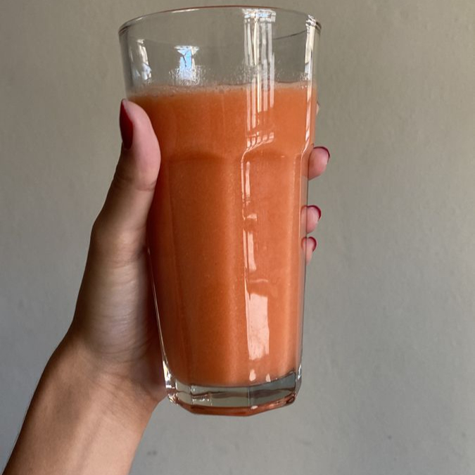 Delicie-se com o nosso suco de laranja, uma bebida refrescante e natural. Com 500ml de pura vitalidade, este suco é extraído de laranjas frescas e cuidadosamente selecionadas, garantindo um sabor autêntico e inigualável. É espremido na hora, garantindo a manutenção de todas as suas propriedades nutricionais. Uma opção saudável e deliciosa para qualquer momento do Dia. Experimente e revigore-se com o nosso suco de laranja, porque nada supera o sabor da fruta fresca!