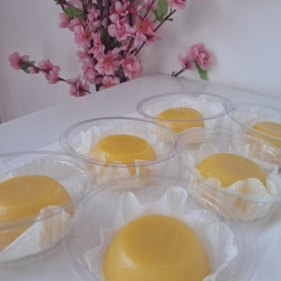 Delicado, brilhante e irresistível! ✨ Nosso quindim é feito com ingredientes selecionados, trazendo o equilíbrio perfeito entre o sabor intenso do coco e a cremosidade das gemas. Com textura macia por dentro e levemente firme por fora, é aquela sobremesa clássica que derrete na boca e conquista em cada pedaço.