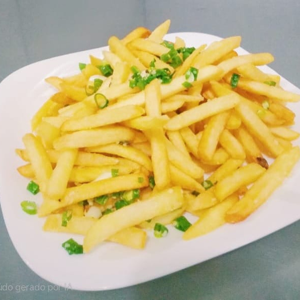 Batatas fritas temperada com alho e cebolinha.