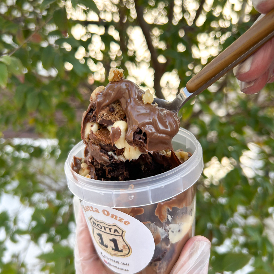 Brookie no Pote Brigadeiro. A combinação perfeita de brownie de chocolate com pedaços de nozes + cookie, em camadas irresistíveis com brigadeiro ao leite super cremoso. Uma explosão de sabor a cada colherada! Uma versão gelada do produto queridinho dos nossos clientes. Cada pote tem cerca de 180g.