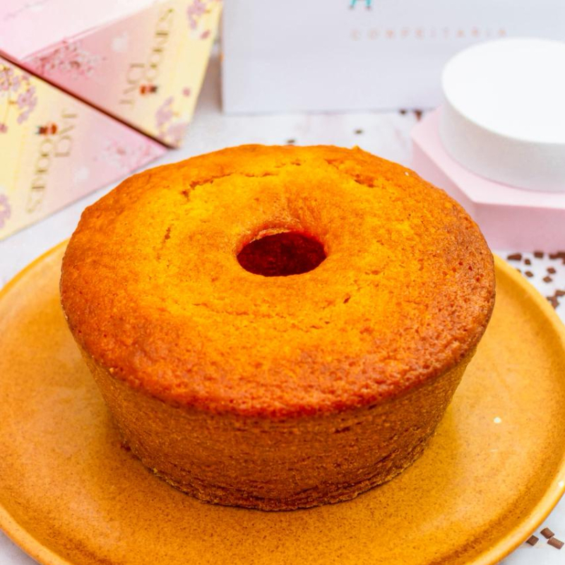 Preparado com chocolate 70% cacau, cada pedaço traz um sabor intenso e marcante, equilibrando doçura e aquele toque sofisticado do cacau puro. Fofinho, úmido e com um irresistível ar caseiro que lembra o aconchego da roça, esse bolo é a escolha perfeita para quem busca autenticidade e prazer em cada mordida. Um clássico artesanal que transforma qualquer momento em uma experiência especial!