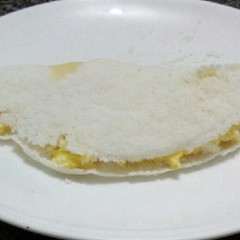 Tapioca feita com Massa Artesanal, ovo frito e queijo Mussarela