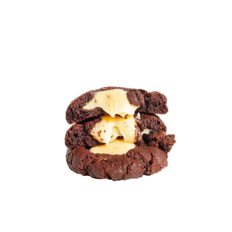 Cookie de cacau com pedaços de chocolate meio amargo e ultra recheio de brigadeiro gourmet de chocolate branco.