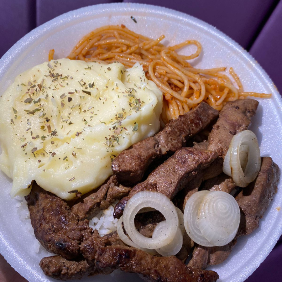 arroz, feijão, macarrão, figado acebolado com purê de batata