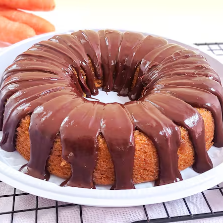 Bolo caseirinho, bem fofinho e macio de cenoura, feito artesanalmente com cobertura de brigadeiro de chocolate ao leite. Um dos bolos mais tradicionais da confeitaria brasileira, agora mais pertinho de você! A melhor parte é que não é um bolo pesado, como algumas pessoas fazem, ele é beeeeem fofinho e delicioso! Peso aproximado: 750g (serve de 6 a 8 pessoas) Alérgicos: Contém Glúten, leite e derivados.
