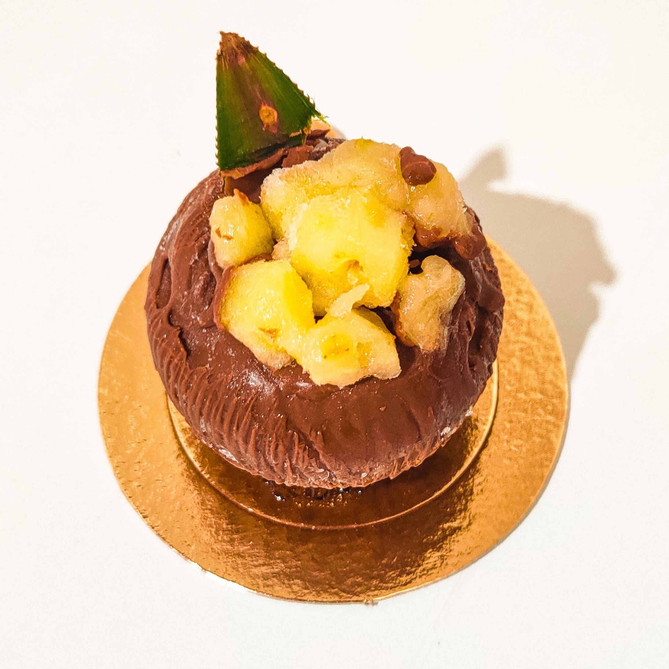 Nosso Entremet Abacaxi é em formato de coquinho, é extremamente leve e refrescante. Feito com uma cremosa ganache de coco, recheado com uma compota artesanal de abacaxi. Finalizado com uma casquinha de chocolate ao leite.
Obs: ao receber seu pedido, aguarde 15min para degusta-lo bem macio, mas se preferir com textura de sorvete, deguste imediatamente.