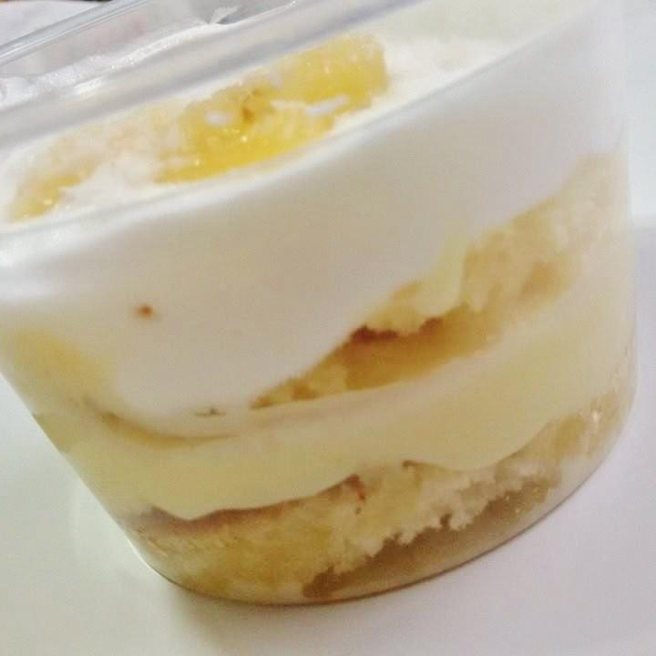Bolo no pote de Nuvem de Ninho — uma explosão de sabor e leveza! Feito com massa fofinha de Ninho e recheado com um mousse cremoso e suave de Ninho, esse doce é pura delicadeza em cada colherada. Perfeito para quem ama o sabor inconfundível do leite Ninho em uma textura leve e irresistível.