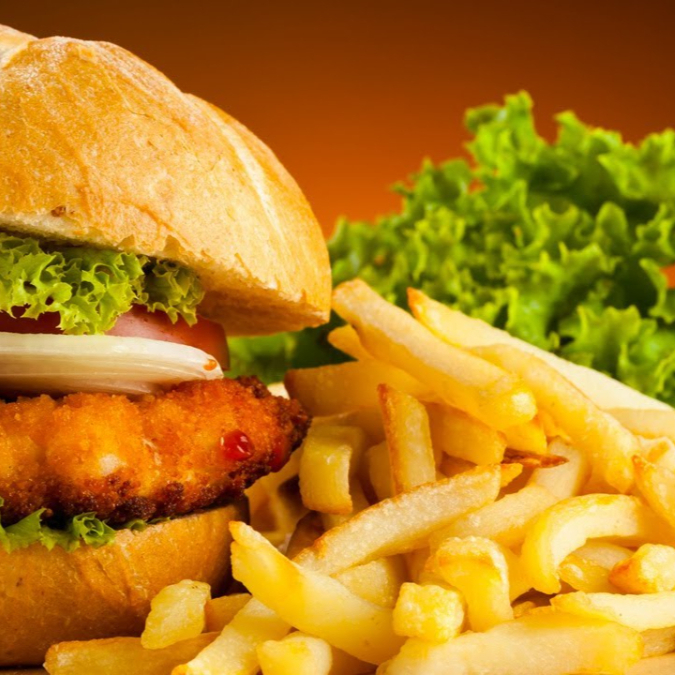 Hamburguesa de Pollo con Carne Mechada y Papas.