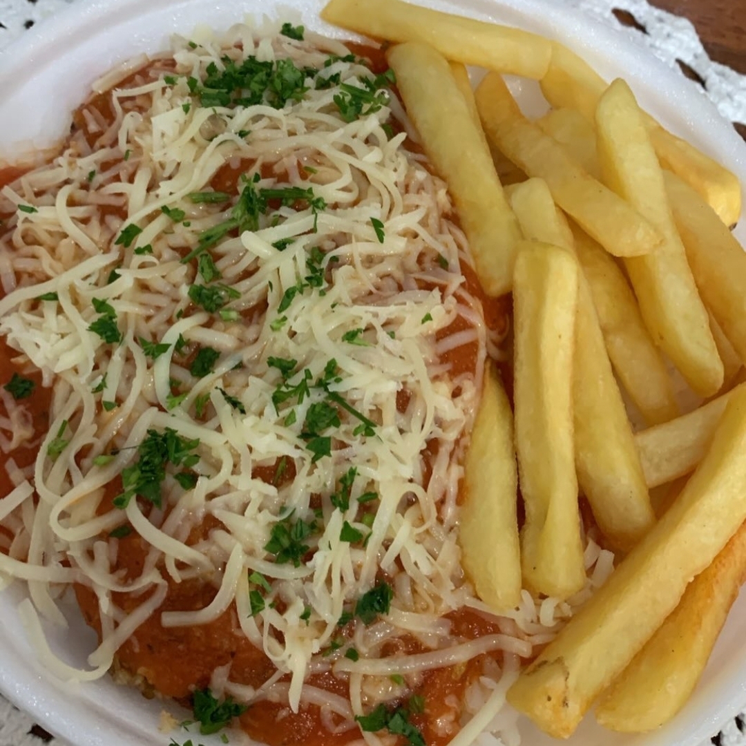 Arroz, feijão, parmegiana, batata frita e salada.