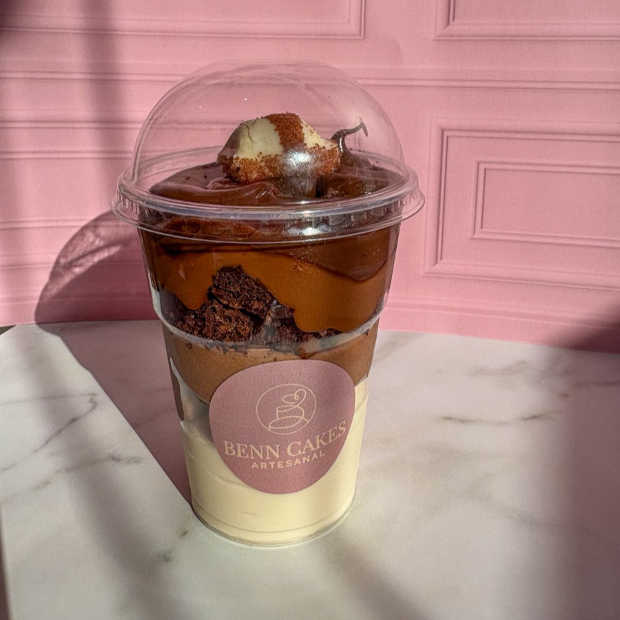 Copo da felicidade artesanal, creme aveludado e Kinder Bueno em cada camada. Uma sobremesa que conquista.