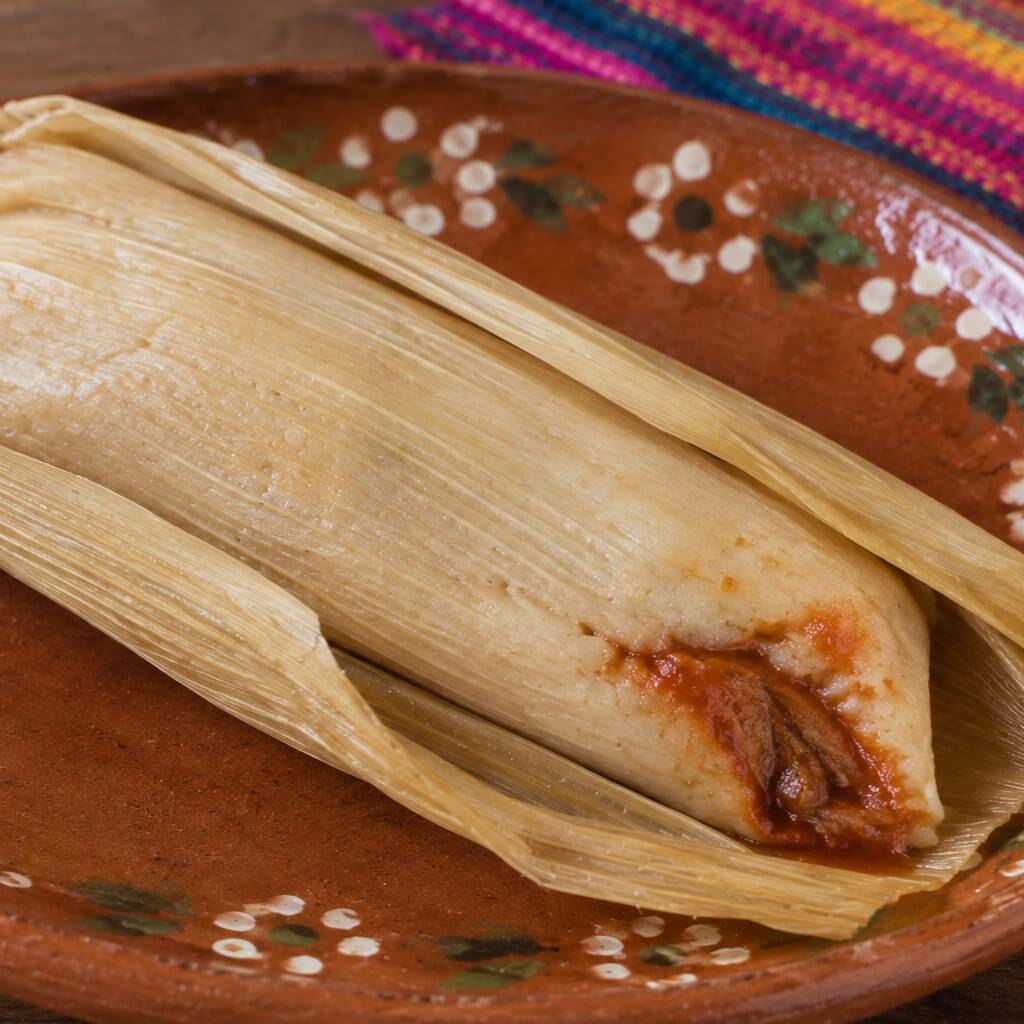 Tamal Rojo de Pierna en Adobo